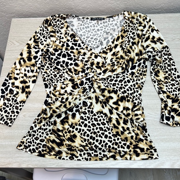 Cable & Gauge | Leopard Print Fitted Wrap Top - Picture 3 of 10